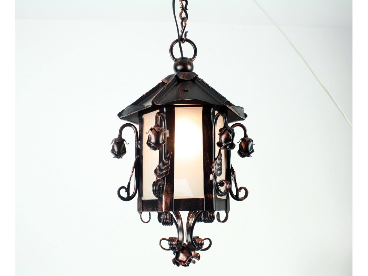 Lampa kuta stalowa wisząca ozdobna z różą L 03 Lampa kuta stalowa wisząca ozdobna z różą L 03