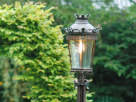 Metalowa lampa kuta retro...