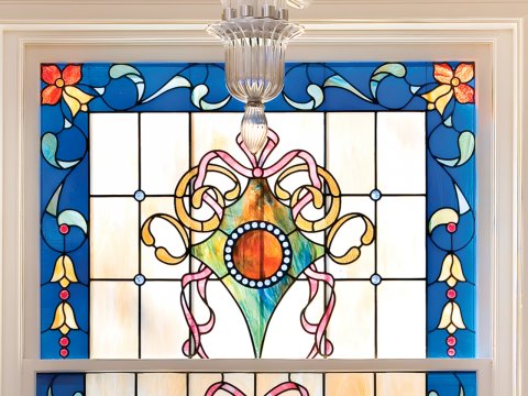 Fenster mit Buntglas -...