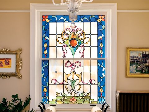 Fenster mit Buntglas -...