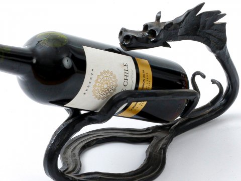 Weinregal - schwarzer Drache