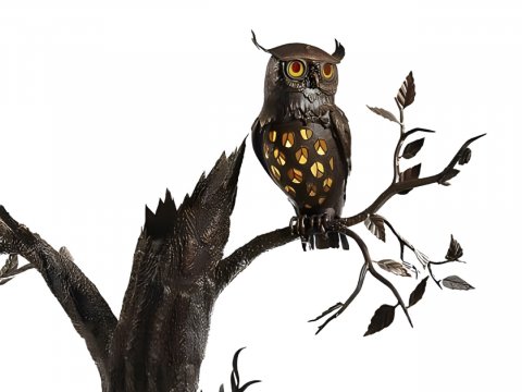 Eulen auf einem Baumstamm -...