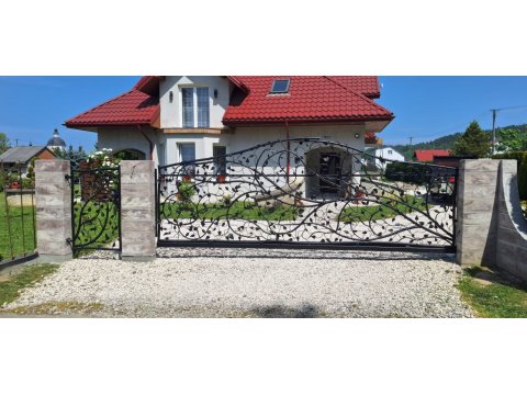 Brama przesuwna z różami i...