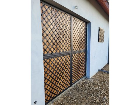 Brama kuta z drewnem do...